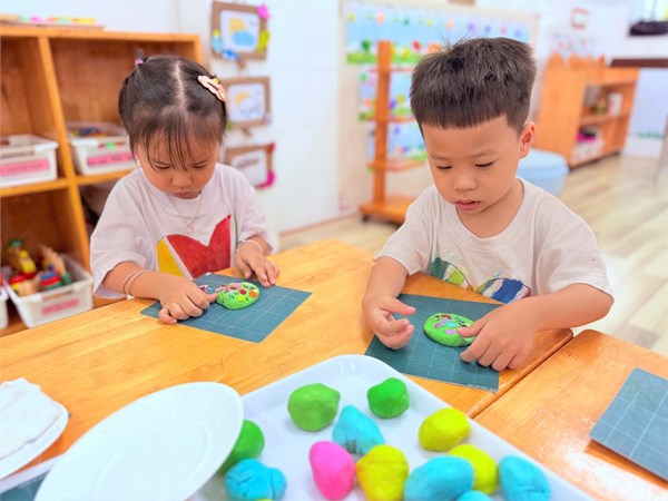 Các bé lớp Mầm 1 trong hoạt động tạo hình nặn bánh hình tròn